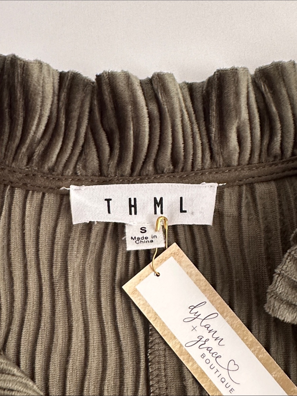 THML olive green v-neck puff sleeve velvet oversized tiered dress S - Picture 7 of 14